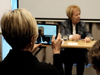 Ann-Sofi Berger (F) fotograferer Vigdís Finnbogadóttir, den legendariske islandske præsident. Foto: Joan Rask
