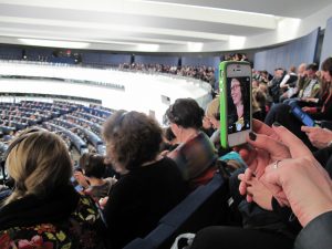 Fra EU, Bruxelles. Kursusdeltagerne dækker live på sociale medier 