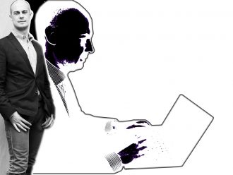 Per Strömbäck, talsperson Dataspelsbranschen (den svenske spilindustri) og forfatter til "21 Digital Myths" udfordrer det mindset, der siger at den teknologiske udvikling kører sit eget liv. Han opfordrer til at demokratiske lande tager ansvar. Foto: Sofia Runarsdotter Collage: Ole Rode Jensen