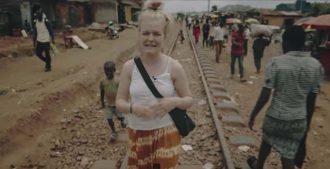 Kirstine Sloth, en af Danmarks største YouTuber, med PlanBørnefonden i Kenya. Foto: Fra YouTube-videoen "Prostitueret som 12 årlig"