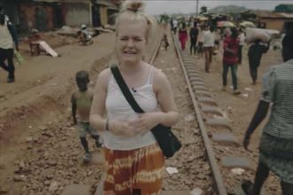 Kirstine Sloth, en af Danmarks største YouTuber, med PlanBørnefonden i Kenya. Foto: Fra YouTube-videoen "Prostitueret som 12 årlig"