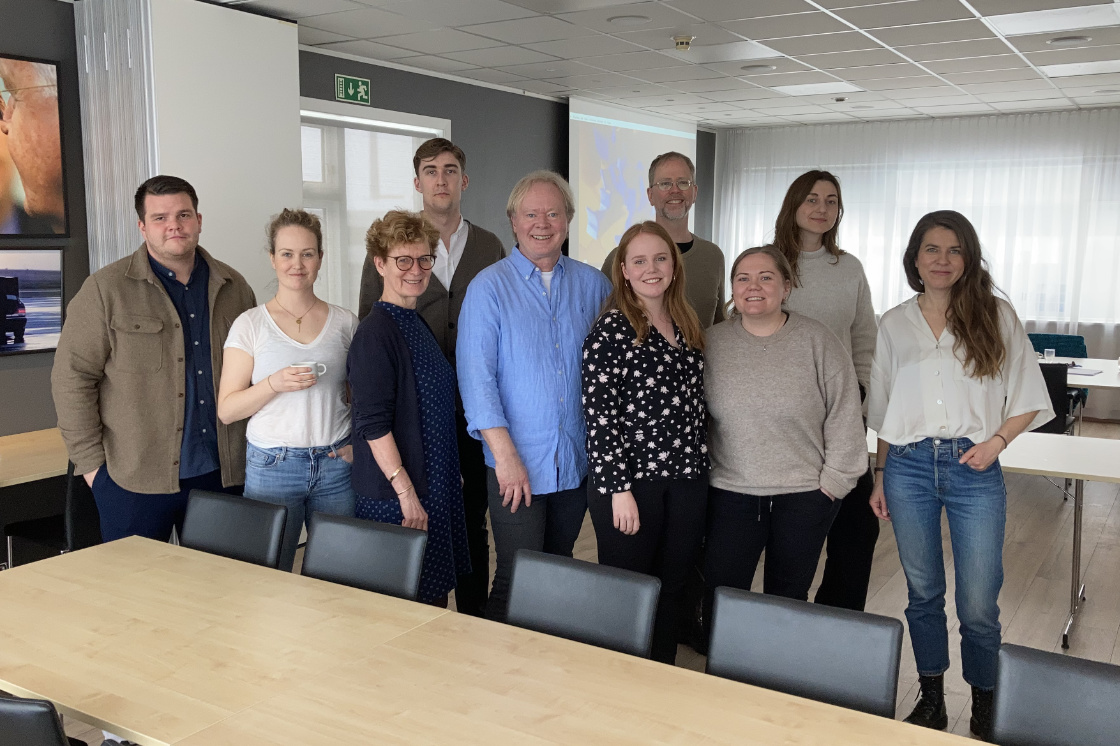 Deltagere på NJC's kursus i TV-storytelling i Island, 2022 sammen med kursusledere Sigrún Stefánsdóttir og Torben Schou. Foto: NJC